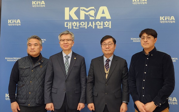 ▲ (왼쪽부터) 김성근 교수, 김택우 회장, 박명하 전 회장, 서신초 총무이사.