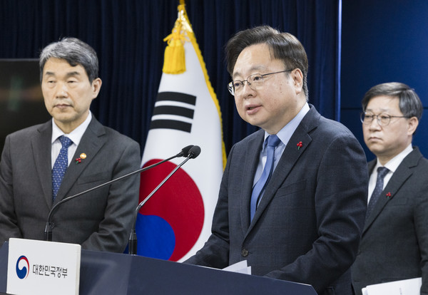 ▲ 이주호 장관(왼쪽)과 조규홍 장관은 정부가 의대교육, 의료개혁 정상화 대책을 발표한 이유를 설명했다.