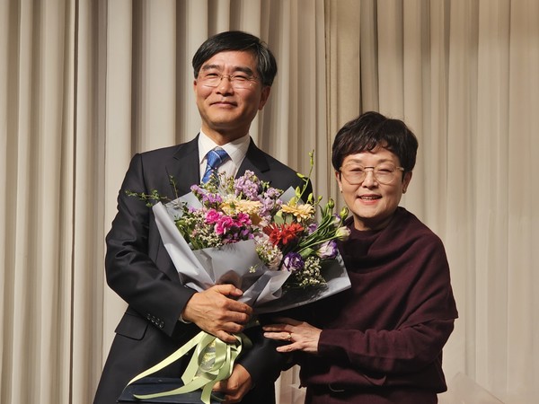 ▲ 강남구약사회가 신임 회장으로 김형지 약사(왼쪽)를, 신임 총회의장으로는 문민정 자문위원을 선출했다.