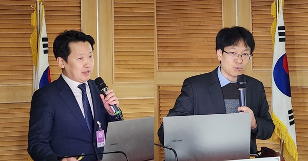 ▲ 서재현 학술이사(왼쪽)와 박무균 학술임원.