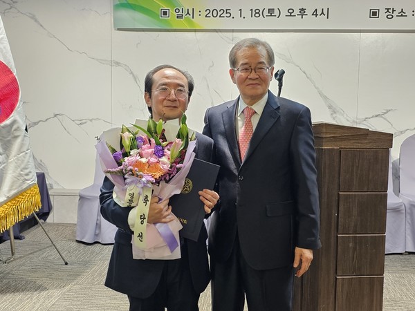 ▲ 이정수 신임 회장(왼쪽)과 신용종 총회의장