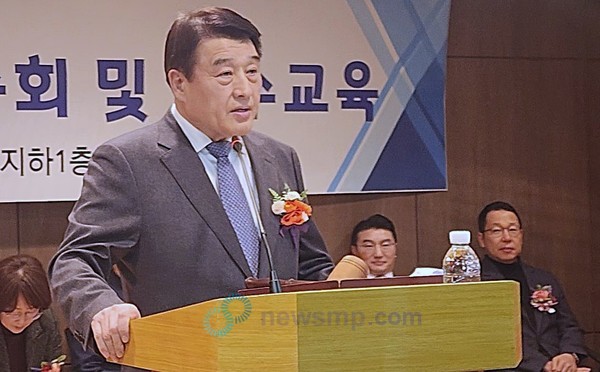 ▲ 총회에 앞서 사퇴 의사를 밝힌 바 있는 정남일 의장은 개회사를 통해 대한약사회장과 서울시약사회장 등 약사사회의 새로운 리더들에게 약계 현안 해결을 당부하며, 최명숙 회장을 비롯한 집행부의 노고를 치하했다.