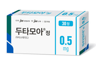 ▲ JW신약은 탈모치료제 ‘두타모아 정’의 제형 크기를 축소해 복용 편의성을 개선한 리뉴얼 제품을 출시한다고 22일 밝혔다.