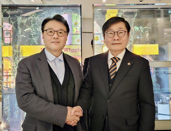 ▲ 고도일 회장(왼쪽)과 박명하 상근부회장.