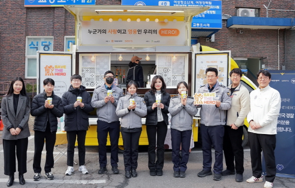 ▲ 대웅제약은 ESG 캠페인 ‘SAVE THE HERO’의 일환으로 서울 용산경찰서를 방문, 100여 명의 경찰관에게 부정맥 예방을 위한 심전도 검사와 건강 음료차를 제공했다고 23일 밝혔다.