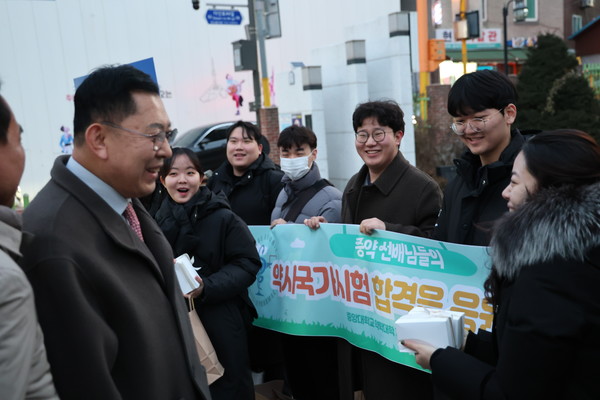▲ 대한약사회 최광훈 회장은 현장에서 응원전을 펼치는 약대생들에게 격려의 말을 전했다.