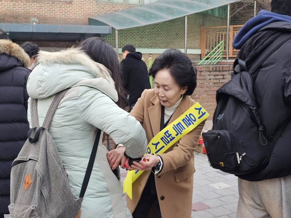 ▲ 서울시약사회 권영희 회장도 수험생들에게 간식과 필기구 등을 전달하며 시험 합격을 응원했다.