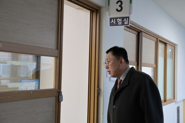 ▲ 최광훈 회장은 시험이 시작되기 전, 시험장을 방문했다.