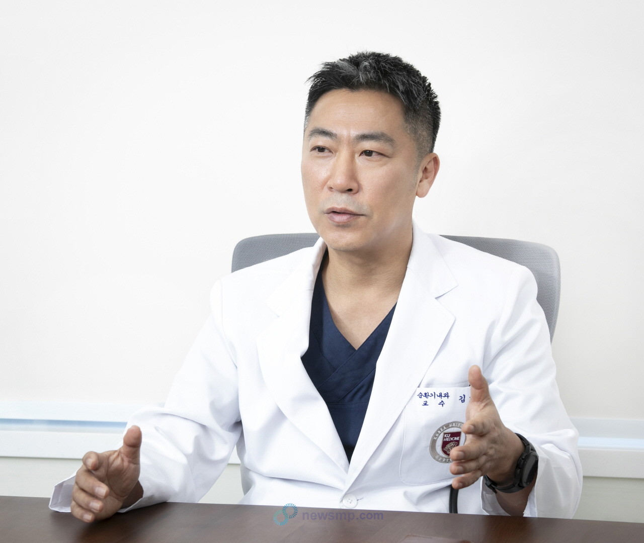 ▲ 대한심부전학회가 지난해 심부전 퇴원 전 체크리스트에 베르쿠보를 추가, ARNI, 베타차단제, MRA, SGLT-2 억제제 등 기존의 4가지 표준요법제에도 불구하고 악화 위험이 있는 환자에게 반드시 고려해야 할 약제로 제시했다.이와 관련, 의약뉴스는 대한심부전학회 진료적정위원회 이사로, 심부전 퇴원 전 체크리스트 제ㆍ개정에 참여한 고려대학교 구로병원 순환기내과 김응주 교수를 만나 심부전 치료 패러다임 변화와 베르쿠보의 임상적 가치 및 퇴원 전 체크리스트 추가의 함의를 조명했다.