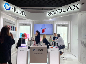 ▲ 휴젤이 ‘IMCAS World Congress 2025’에 4년 연속 참가해 HA 필러 및 봉합사 제품을 소개하는 단독 부스를 운영했다.