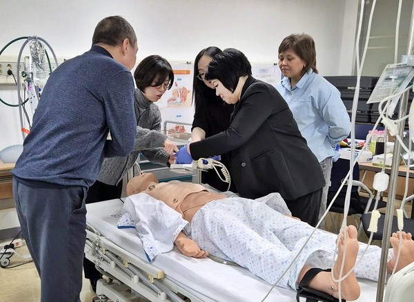▲ 인하대병원이 키르기스스탄 의료진을 초청해 시뮬레이션 교육을 진행했다.