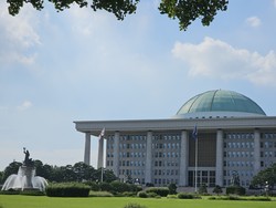 ▲ 국회와 교육부가 각자 2026학년도 의대 입학정원과 관련한 대책 마련에 나섰다.