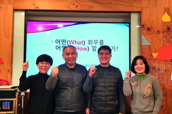 ▲ 조상일 회장(가운데 왼쪽)이 윤종배 차기 회장(가운데 오른쪽)과 회무 인수인계 간담회를 진행했다.