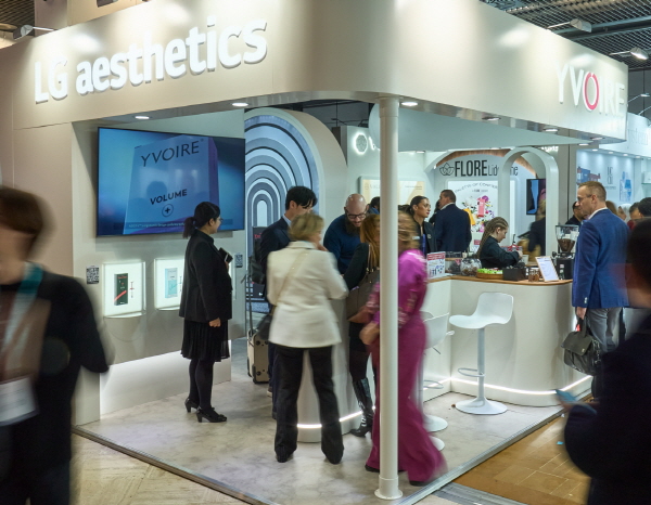 ▲ LG화학은 프랑스 파리 ‘IMCAS World Congress 2025’에 참가해 글로벌 브랜드 ‘이브아르(YVOIRE)’와 회사의 프리미엄 라인 필러인 ‘이브아르 와이솔루션(YVOIRE YSOLUTION)’을 홍보했다