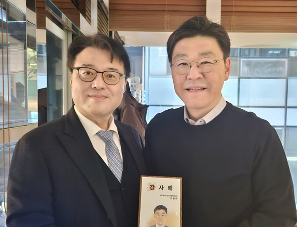 ▲ 고도일 회장(왼쪽)과 이중규 국장.