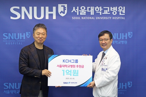 ▲ 김창휘 회장(왼쪽)과 김영태 원장.