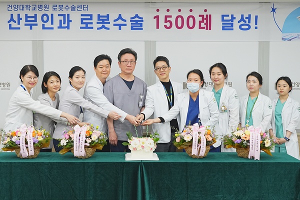 ▲ 배장호 의료원장(왼쪽 5번째)과 김철중 로봇수술센터장(왼쪽 6번째)을 비롯한 산부인과 교수들과 의료진이 산부인과 로봇수술 1500례 달성 기념촬영을 하고 있다.