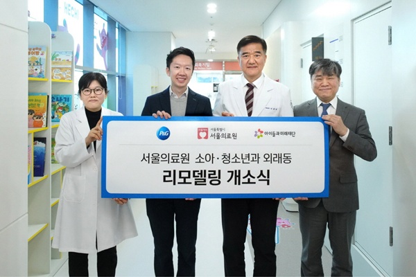 ▲ (왼쪽부터) 서현주 주임과장, 응 웨이진 전무, 이현석 의료원장, 김병기 본부장.