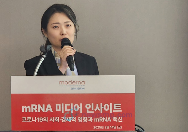 ▲ 모더나코리아는 14일, HJ비즈니스센터 광화문점에서 코로나19의 사회ㆍ경제적 영향과 mRNA 백신을 주제로 미디어 인사이트를 개최했다. 이 자리에는 아주대학교 약학대학 이한길 교수가 참석해 ‘코로나19가 미친 손실과 백신 접종의 사회ㆍ경제적 효과’를 주제로 지난해 11월 약물경제성평가 및 성과연구학회(ISPOR Europe)에서 발표한 연구 결과를 소개했다.