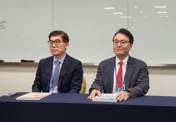 ▲ 지규열 총무이사(왼쪽)와 고도일 회장.