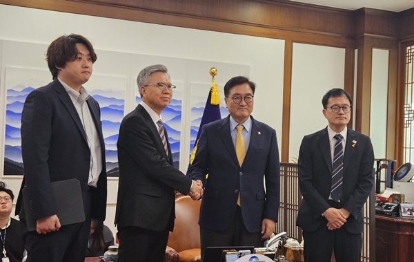 ▲ (왼쪽부터) 박단 부회장, 김택우 회장, 우원식 국회의장, 박주민 보건복지위원장.