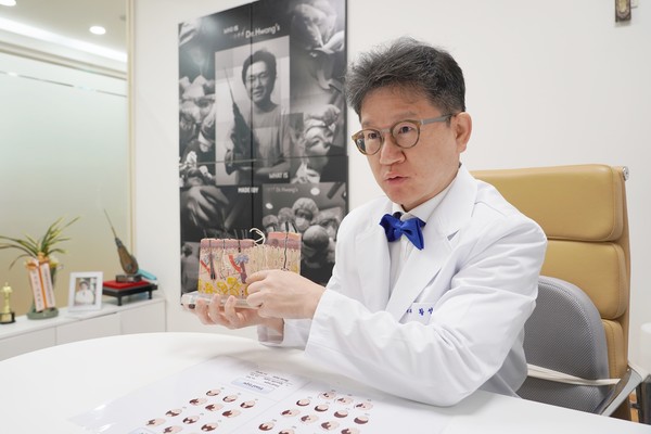 ▲ 황성주 모발센터장이 모녀 간 모발이식을 시행했다.