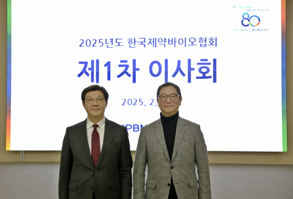 ▲ 한국제약바이오협회 노연홍 회장이 협회장으로 재선임됐다. 노연홍 회장(왼쪽)과 윤웅섭 이사장.