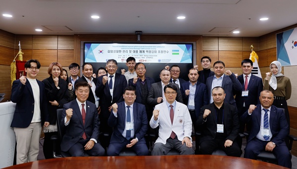 ▲ 고려대 의과대학이 최근 우즈베키스탄 국립위생역학복지공중보건위원회(SEWPHC) 책임급 공무원들을 대상으로 실시하는 초청연수 환영식을 개최했다. 