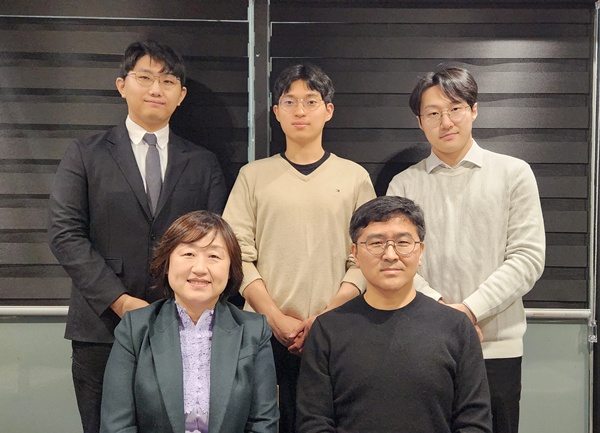 ▲ (왼쪽 위부터 시계방향으로) 채동영 정책부장, 장재영 연구부장, 김찬규 공보홍보부장, 박종혁 교감, 최안나 교장.