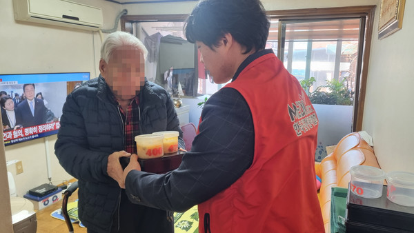 ▲ 건협 충북세종지부가 소외계층에게 도시락 배달 봉사 활동을 진행했다.