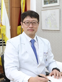 ▲ 정신 병원장.