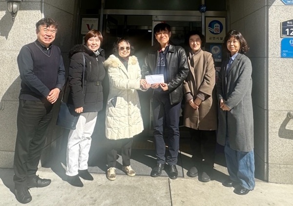 ▲ 한국여자의사회 인천지회는 26일 보라매보육원을 방문해 시설 이용 이용 아동에 대한 후원금을 전달했다.