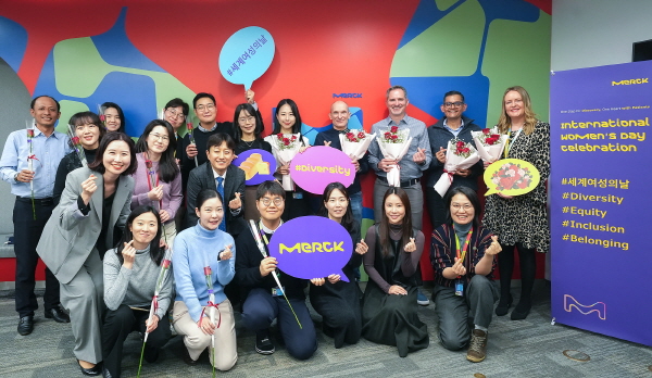 ▲ 한국머크 바이오파마는 세계 여성의 날(International Women's Day, 3월 8일)을 맞아 지난 26일 ‘성평등한 일ㆍ생활 균형(Work-Life Balance, 워라밸) 근무 환경 조성을 위한 사내 행사’를 개최했다고 밝혔다.