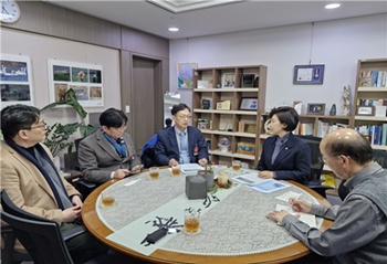 ▲ 신장학회 임원진이 남인순 의원과 고령 투석환자에 대한 대책을 논의하고 있다.