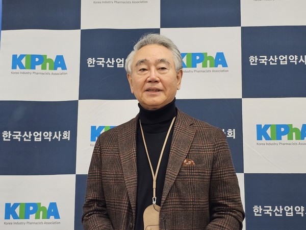 ▲ 산업약사회 오성석 회장은 대한약사회에 요구하는 내용을 발표했다.