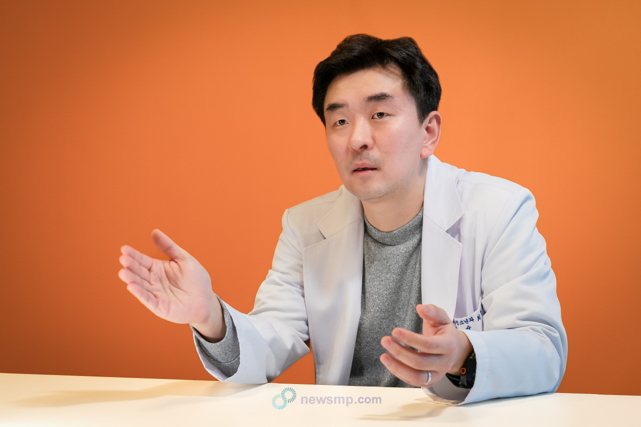 ▲ 한국화이자제약이 기존 13가 백신(프리베나13)에 7개 혈청형을 추가, 20가 단백접합 폐렴구균 백신 프리베나20을 출시했다. 현재까지 국내에 소개된 단백접합 폐렴구균 백신 가운데 커버리지가 가장 넓을 뿐 아니라, 비백신 혈청형 가운데 질병 부담이 가장 큰 것으로 보고됐던 10A도 포함하고 있어 폐렴구균으로 인한 침습적 질병의 추가 예방에 기여할 것이란 평가다. 이와 관련, 의약뉴스는 고려대학교 안암병원 소아청소년과 최영준 교수를 만나 폐렴구균으로 인한 질병 부담과 프리베나20을 중심으로 혈청형이 추가된 새로운 백신의 필요성을 조명했다.