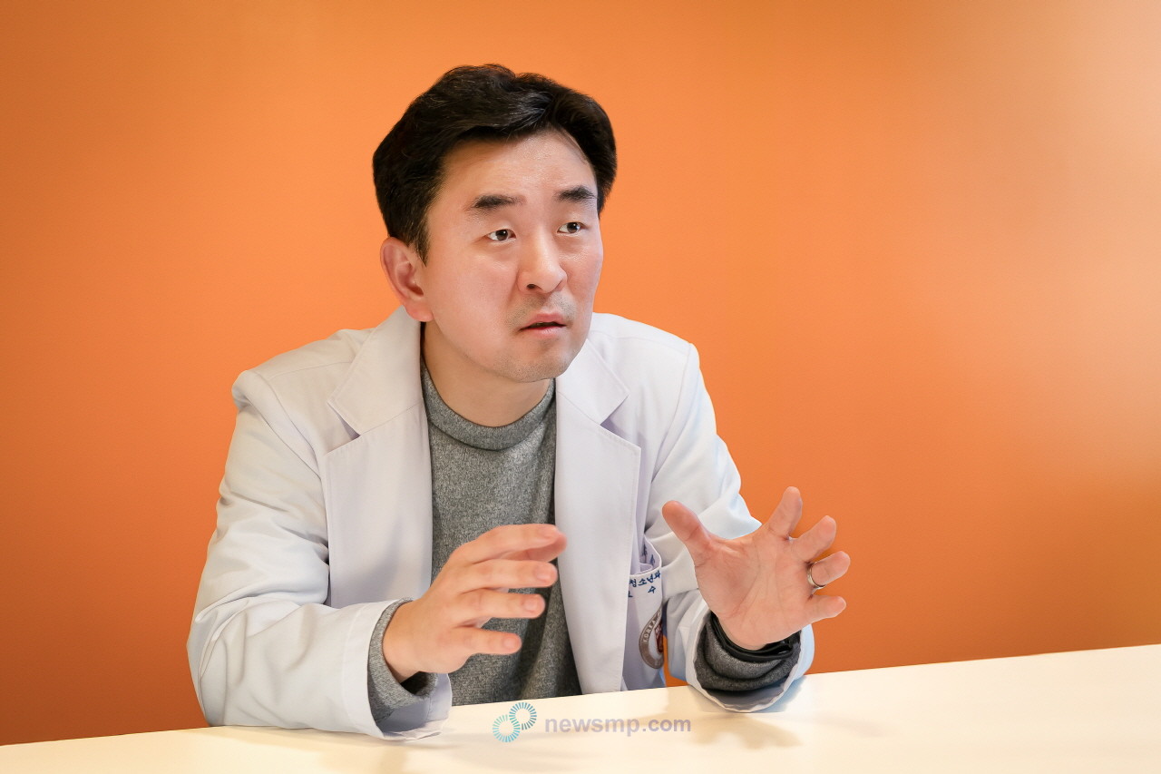 ▲ 최영준 교수는 "기존 단백접합백신은 강력한 예방 효과를 보였으나 비백신 유형에 대한 감염이 풍선 효과처럼 급증했다”면서 “그래서 소아과 의사들이 비백신 유형에 대응하도록 혈청형 커버리지를 넓혀야 한다고 주장하는 것”이라고 역설했다. “이 아이들을 폐렴구균으로부터 예방할 수 있는 유일한 방법은 혈청형 커버리지가 확대된 백신”이라고 목소리를 높였다. 