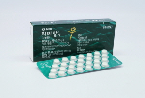 ▲ 폐경 호르몬 요법이 전반적으로 유방암의 위험을 높이는 것으로 보고됐다. 다만, 티볼론 제제는 상대적으로 유방암의 위험을 덜 증가시켰고, 중단 후에는 비투약자와 비교해도 의미있는 차이를 보이지 않은 것으로 확인됐다.