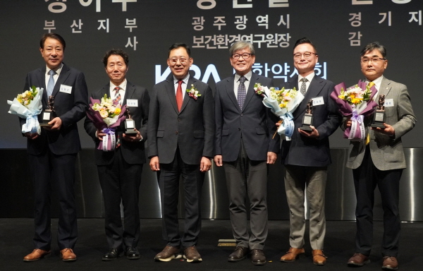 ▲ 한독이 대한약사회와 11일 서울 엘타워 그랜드홀에서 제54회 약연상 시상식을 개최하고 국민보건 향상에 기여한 약사 5명에게 상을 수여했다.