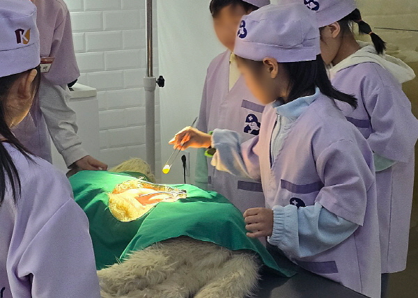 ▲ 광동제약은 지난 1월, 한국아동학대예방협회와 함께 보호시설 아동들을 대상으로 직업체험 프로그램을 진행했다.