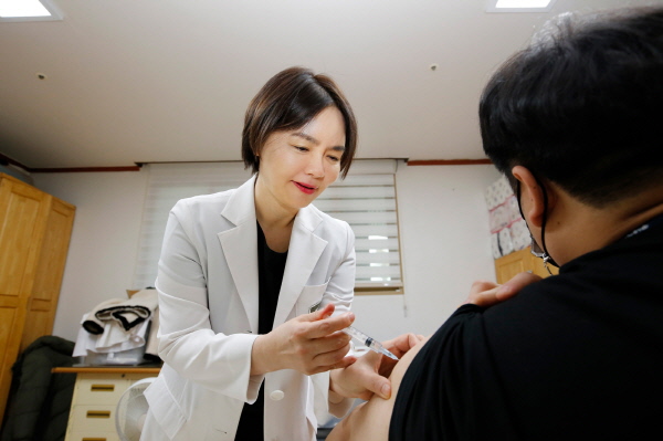 ▲ 광동제약은 지난해 파주 소재 장애인 복지기관을 찾아 비타민 D 주사제 ‘비오엔주’를 기부했으며, 전문 의료진과 광동제약 직원들로 구성한 봉사단이장애인과 기관 종사자 등 총 200여명에게 비타민 D 주사제를 투여했다.