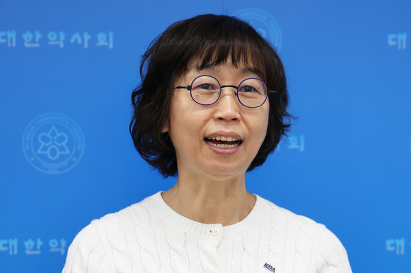 ▲ 노수진 이사는 약사회 조직 개편안을 설명했다.