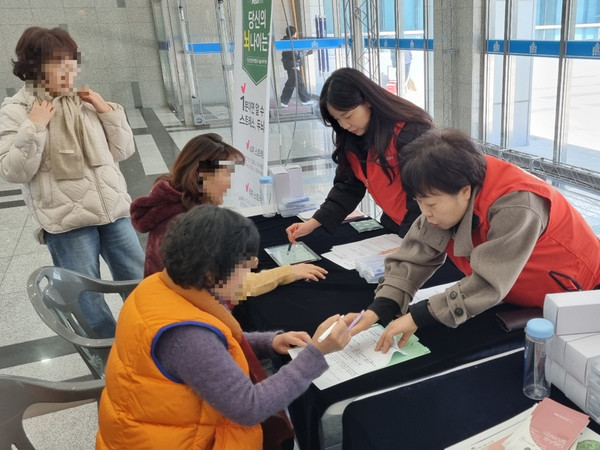 ▲ 건협 서울서부지부가 건강캠페인을 실시했다.