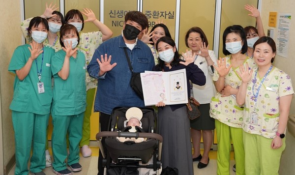 ▲ 가톨릭대 서울성모병원에서 태어난 다섯쌍둥이 중 넷째가 건강히 퇴원했다.