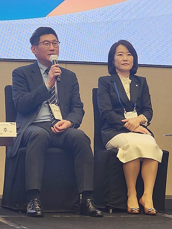 ▲ 종근당 김영주 대표(왼쪽)와 유한양행 이영미 부사장은 혁신에 대한 적정한 가치 보상을 주문했다. 특히 김 대표는 “신약개발은 중요하지만 시간이 없다”면서 “신약개발에는 어려운 점이 많아 국가 차원에서 인센티브 제도를 도입해야 한다”고 역설했다.