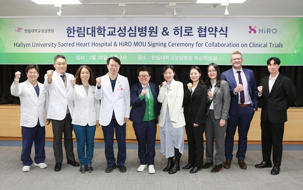 ▲ 김형수 병원장(왼쪽에서 네 번째)과 카렌 츄 히로 대표이사(왼쪽에서 다섯 번째)가 업무협약 기념사진을 촬영하고 있다.