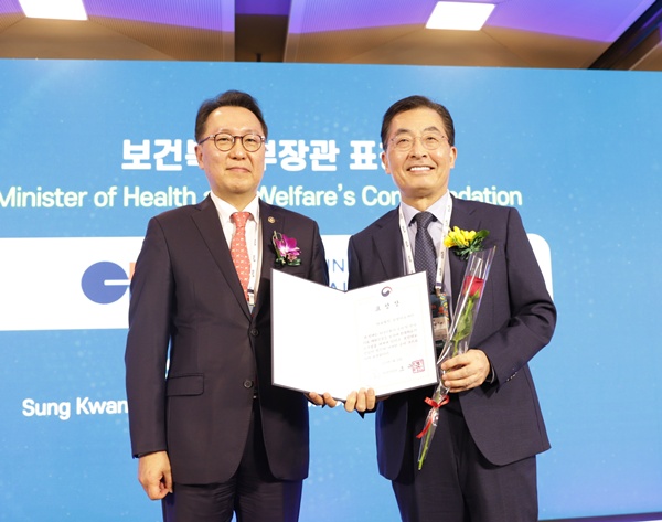 ▲ 차병원이 20일 2025 메디컬코리아 글로벌 헬스케어 유공 포상 시상식에서 보건복지부 장관 표창을 수상했다.