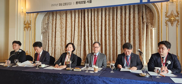 ▲ (왼쪽부터) 조승철 대외협력및홍보부회장, 이창현 총무이사, 조연희 회장, 이정용 이사장, 은수훈 총무부회장, 윤경한 공보이사.