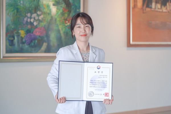 ▲ 박은주 교수가 복지부 장관 표창을 수상했다.