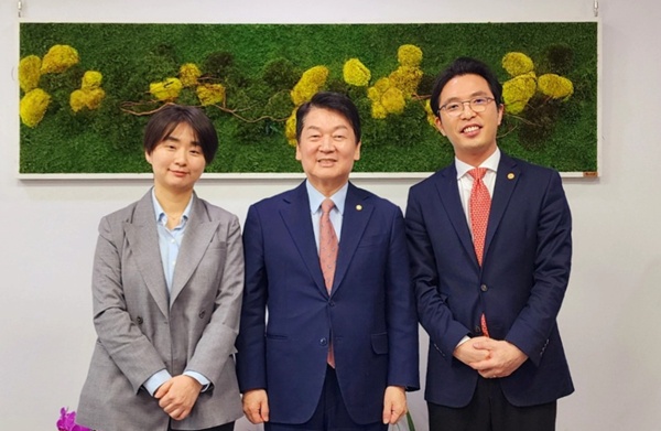 ▲ 성남시의사회 김경태 회장이 아주대병원 김진주 교수와 함께 국민의힘 안철수 의원을 만나 응급의료진 보호 및 필수의료 강화를 위한 대담을 진행했다.